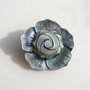 Floare sidef pandantiv / brosa aprox 35x35x14 mm (ultima dimensiune este grosimea cu anou)