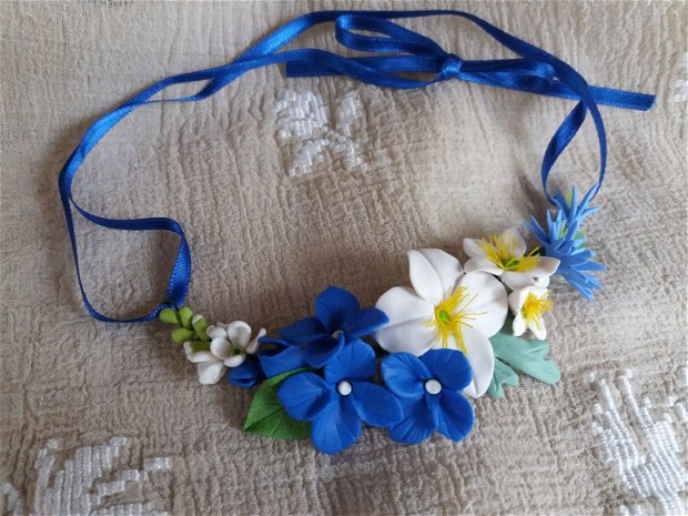 Colier cu flori albe cu stamine și flori de hortensie albastră