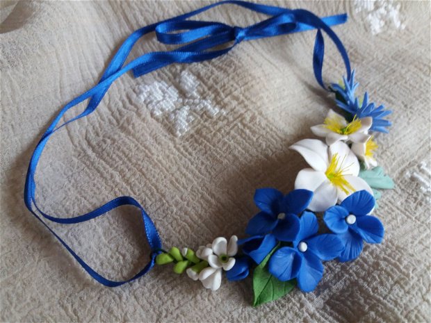 Colier cu flori albe cu stamine și flori de hortensie albastră