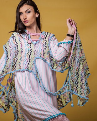 O rochie șic accesorizată cu tricot
