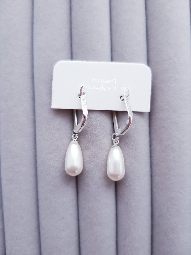 Cercei  perle Swarovski albe tip picătură cu închizătoare de argint.