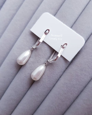 Cercei  perle Swarovski albe tip picătură cu închizătoare de argint.