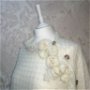 Capă ivory din tricot moale și calduros, decorata manual
