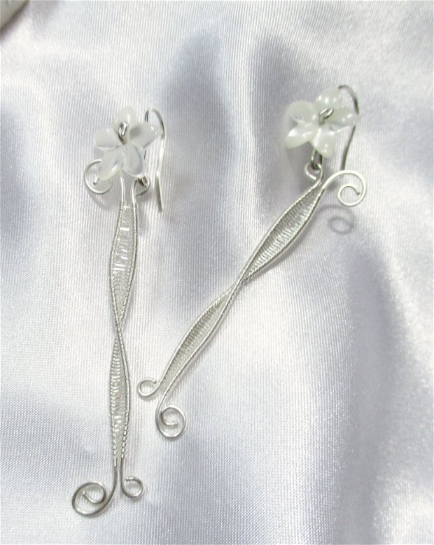 Cercei lungi impletiti din argint, cu flori de sidef alb