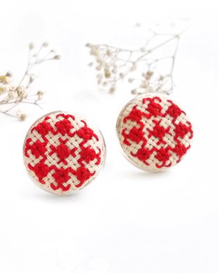 Cercei cu surub si broderie manuala- alege culoarea