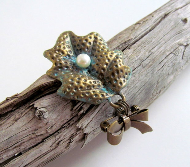 Brosa funda cu frunza si perla de cultura