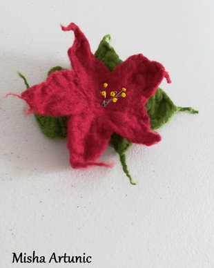 Brosa impaslita - Craciunita rosie