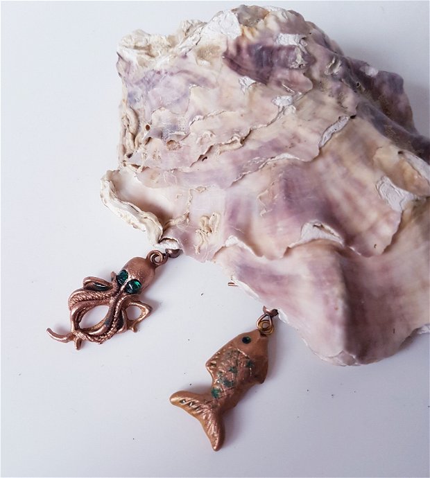 cercei unicat din bronz, asimetrici, in forma de peste si caracatita cu rasina si cristale Svarowski