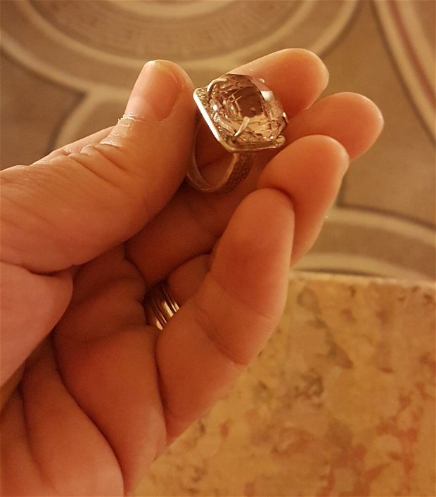 inel unicat din argint 999, cu textura fina antichizata si cristal Svarowski roz, polifatetat