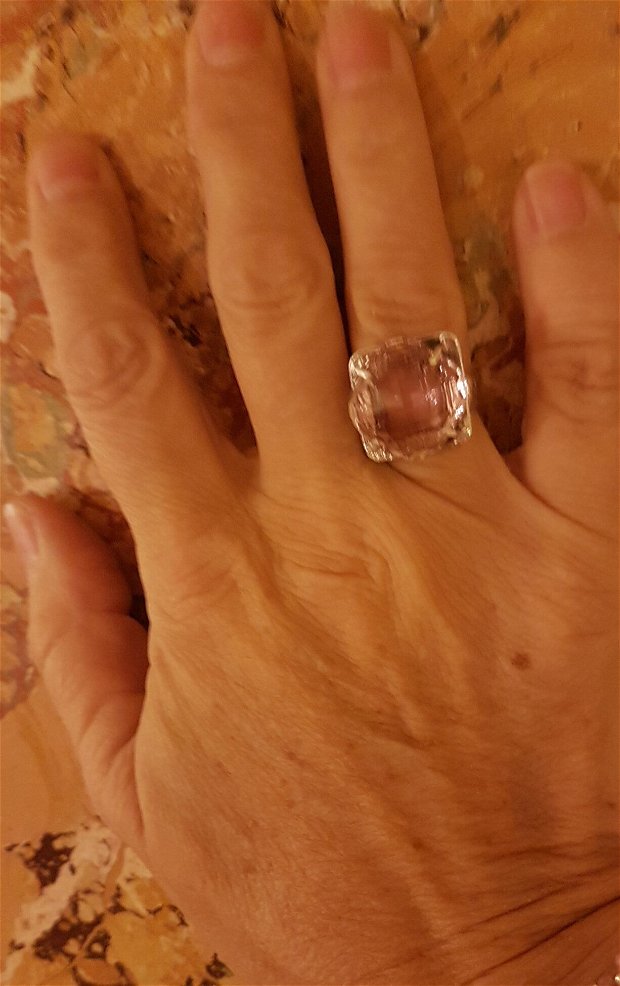 inel unicat din argint 999, cu textura fina antichizata si cristal Svarowski roz, polifatetat