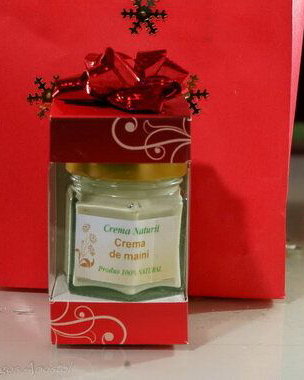 Crema de maini reparatoare cu aroma divina de ylang-ylang cu cutiuta cadou