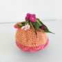 Caciulita bebeline crosetat, accesorizata cu floricele impaslite
