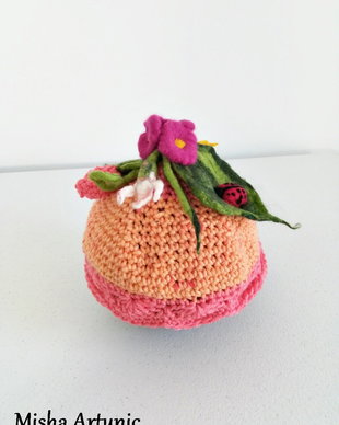 Caciulita bebeline crosetat, accesorizata cu floricele impaslite