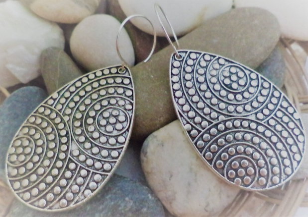 Cercei handmade din piese de zamac argintate, supradimensionate