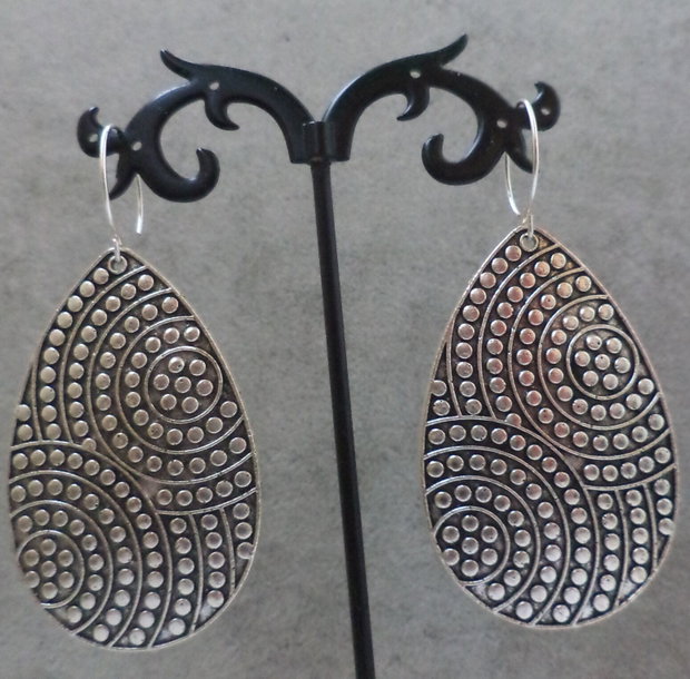Cercei handmade din piese de zamac argintate, supradimensionate