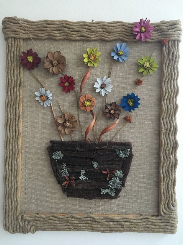 Tablou pe suport de material iuta cu ghiveci din scoarta de lemn, flori din conuri de pin, muschi naturali, rama din lemn imbracata in sfoara de iuta