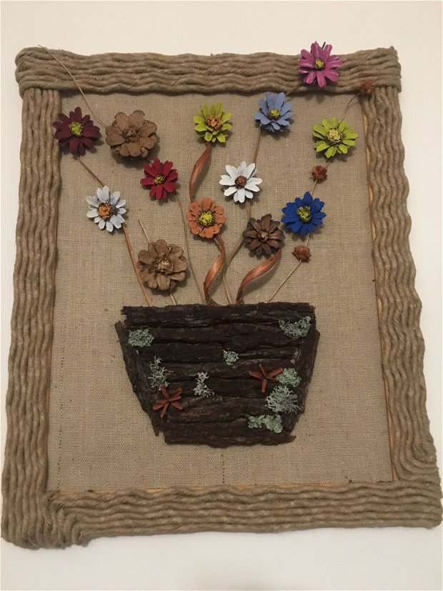 Tablou pe suport de material iuta cu ghiveci din scoarta de lemn, flori din conuri de pin, muschi naturali, rama din lemn imbracata in sfoara de iuta
