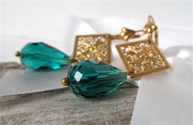 Cercei aurii, lungi cu cristale verde-smarald