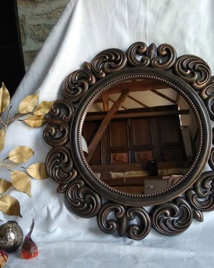 Oglinda rotunda cu rama decorativa