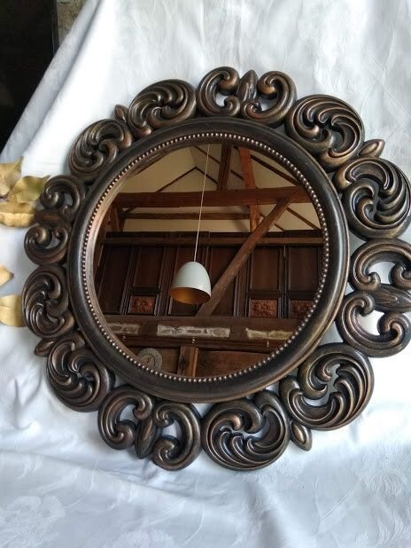 Oglinda rotunda cu rama decorativa