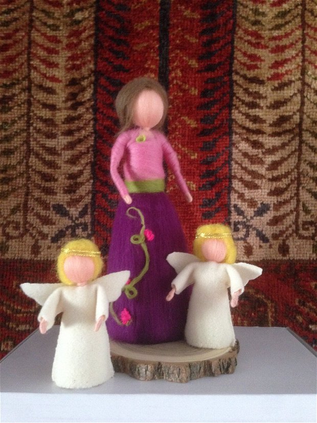 Doamna și Îngerii, personaje handmade din lână merinos. Waldorf.
