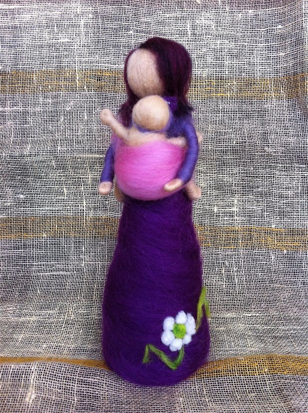 Mama, creația, iubirea și viața, personaj handmade din lână merinos
