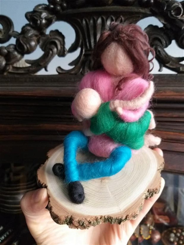 Mama alăptand, figurină handmade din lână merinos, Waldorf.