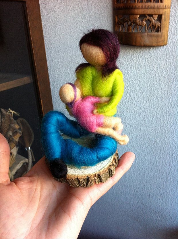 Mama alăptand, figurină handmade din lână merinos, Waldorf.
