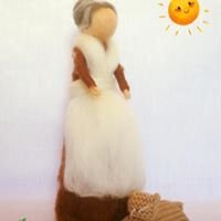 Bunicii, figurine handmade din lana merinos.