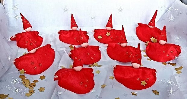 Magi roșii din fetru, decorațiune handmade pentru Crăciun. Pedagogia Waldorf.