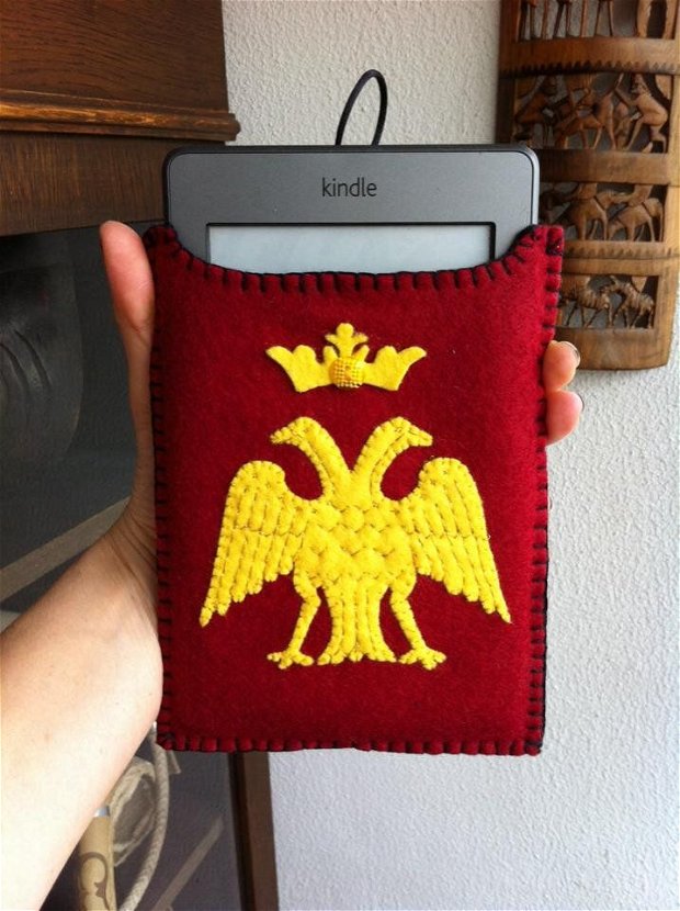 Husa protectie Kindle handmade din fetru, model cu vulturul bicefal
