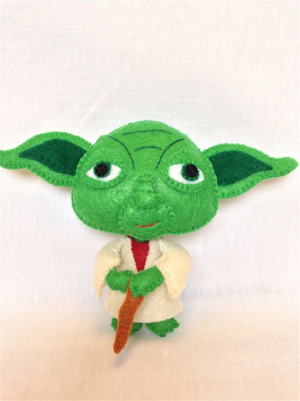 Yoda, maestrul Jedi din seria Star Wars, personaj handmade din fetru.