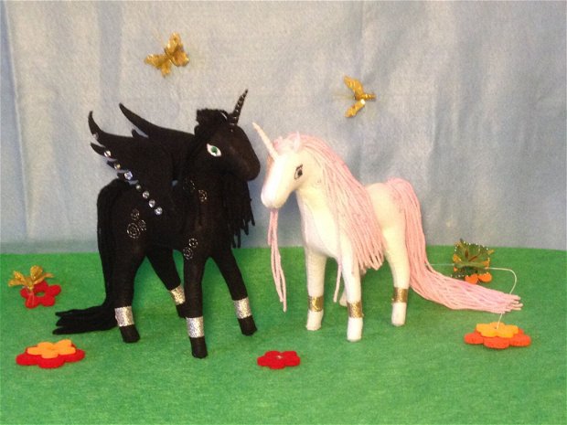 Regele Onu și Regina Lyria, părinții lui Onchao, unicorni handmade din fetru