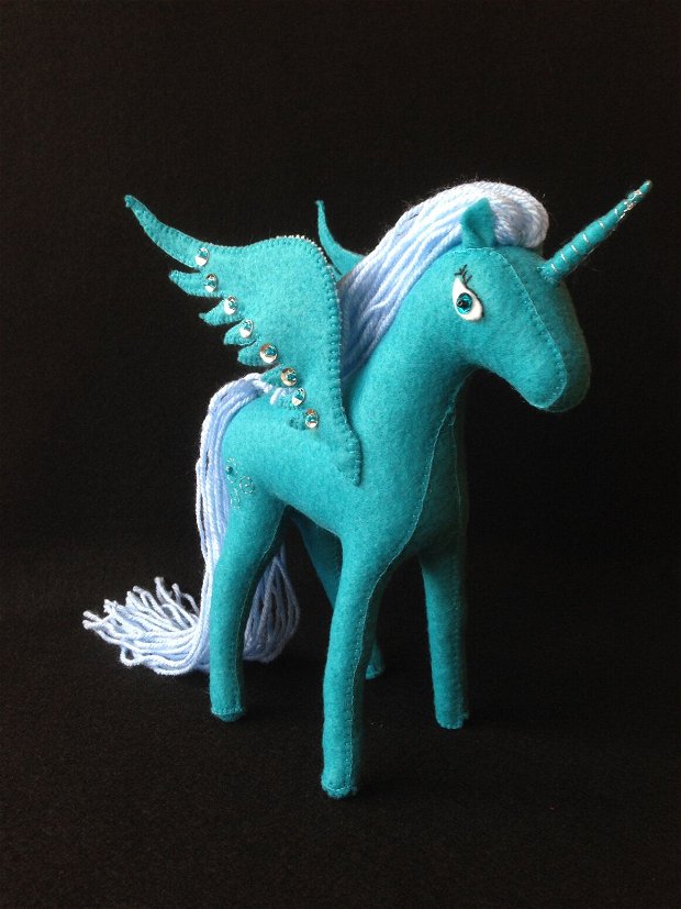 Unicorn magic turquoise, figurina handmade din fetru.