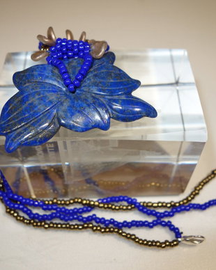 COLIER UNICAT ALBASTRU AURIU FLOARE SCULPTATA LAPIS LAZULI SI MARGELE STICLA CEHIA