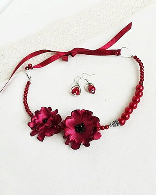 set burgundy cu crizanteme si perle