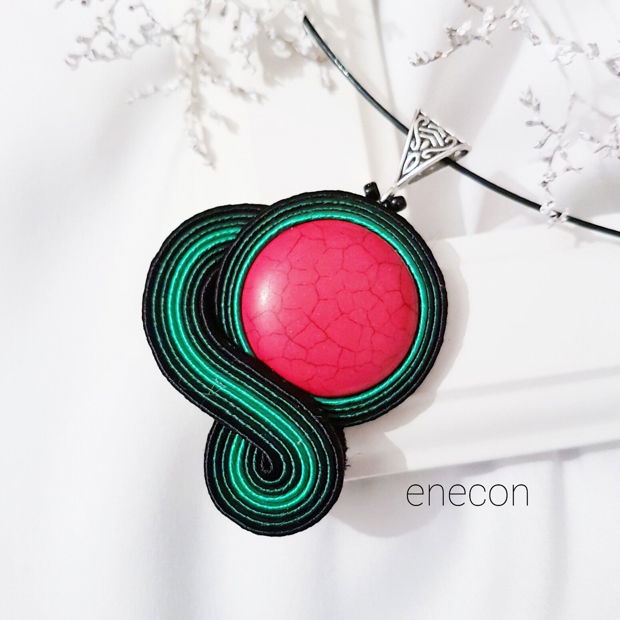 Pandantiv soutache rosu si verde cu howlit