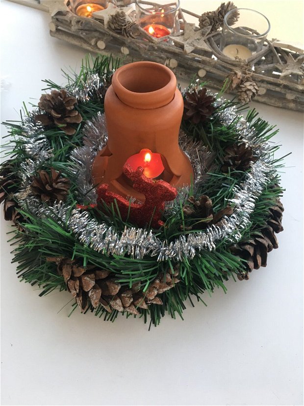 Set Coronita Crăciun si suport ulei esențial-clopoțel ceramic. Coronita este împodobita cu conuri brad, conuri pin si ren rosu