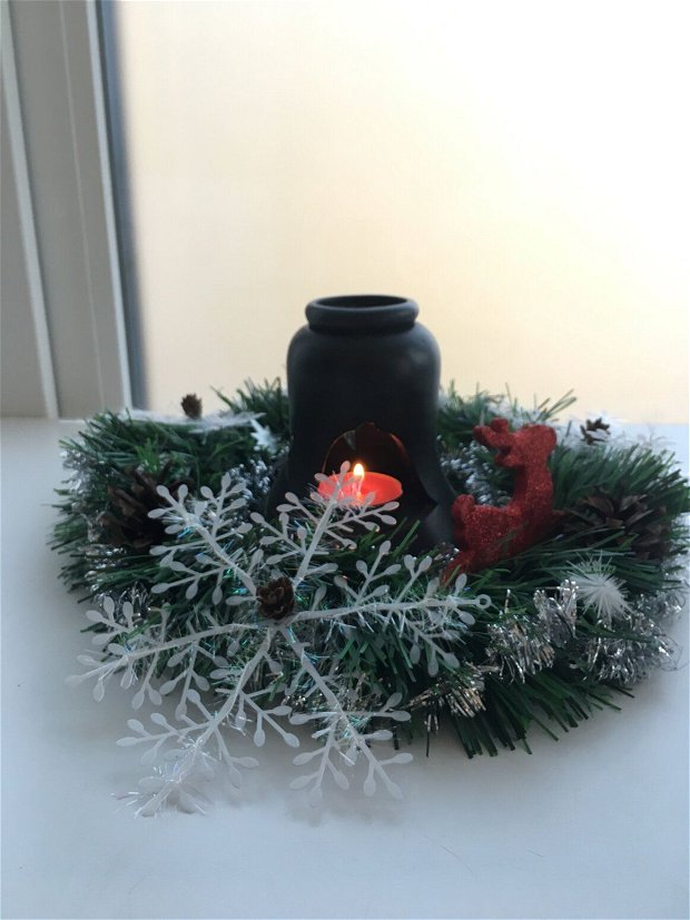 Set coronita Crăciun si suport ulei esențial -clopoțel ceramic. Coronita este împodobita cu conuri pin si ren rosu