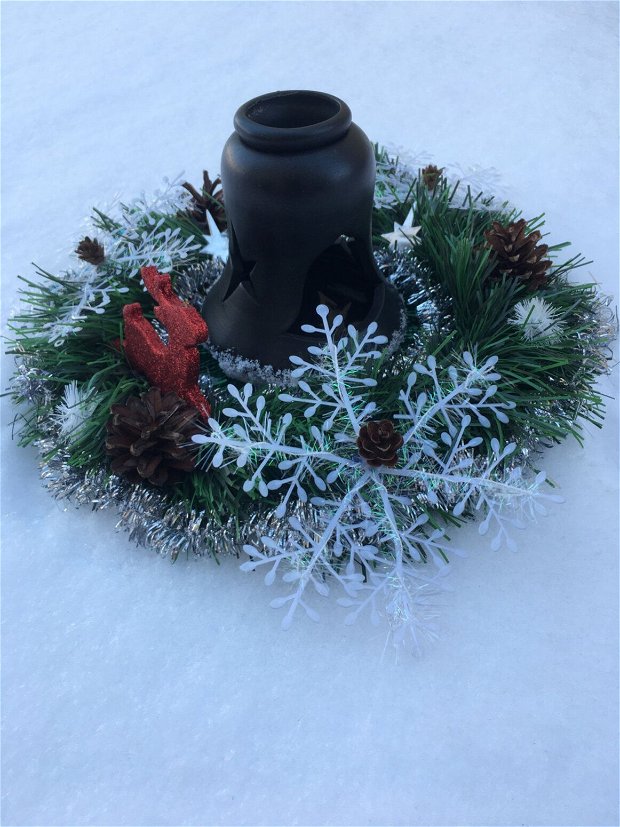 Set coronita Crăciun si suport ulei esențial -clopoțel ceramic. Coronita este împodobita cu conuri pin si ren rosu