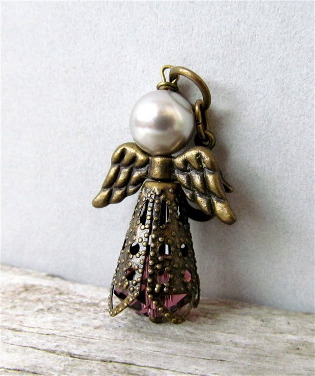 Amuletă ingeraş cu perlă şi cristal