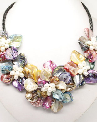 K0963 Vf - Pandantiv, 5 flori, scoica, sidef multicolor, snur impletit imitatie piele