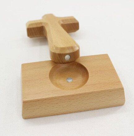 K1001 - Cruce lemn de fag, blac, baza cu magnet, lucrata manual