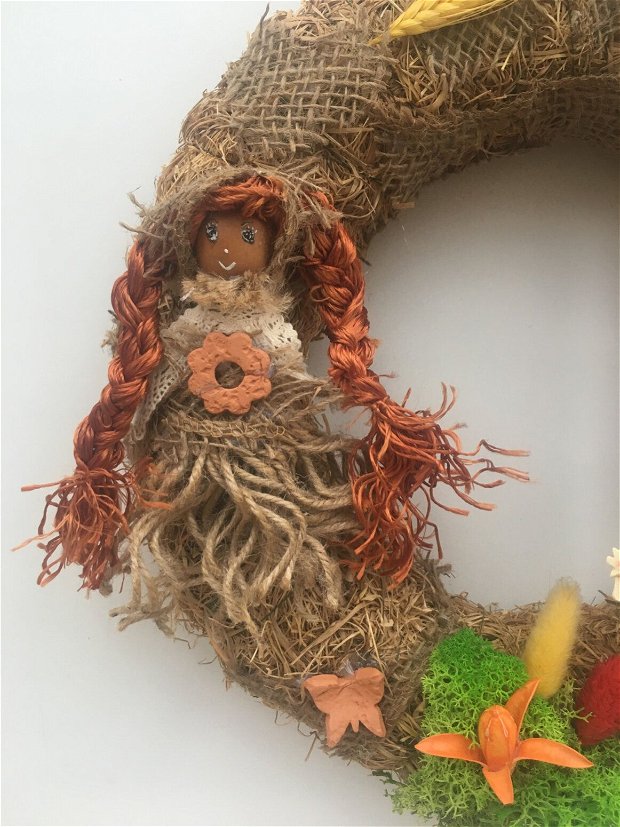 Coronita decorativa rustica cu țărăncuța, scărița, spice grâu, licheni, aripi ingeras