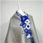 Capă din jerse plin, gri cu albastru, decorata cu aplicații manuale croșetate