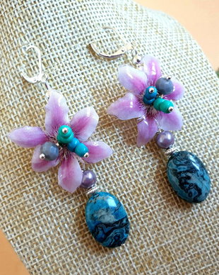 Cercei purple flowers