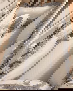 Set aparatori protectii laterale pentru patut, in 2 culori cu aplicatie si perna decorativa, format din 8 piese