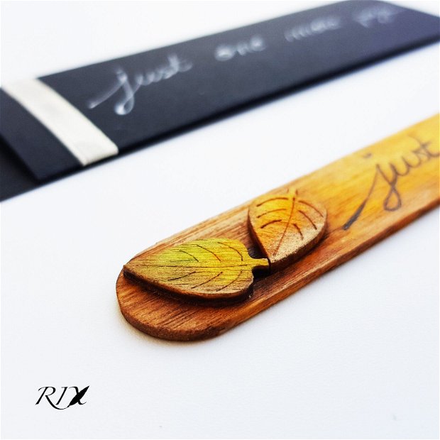 Semn de carte din lemn, cu frunze de cireș și cu citat - Just one more page