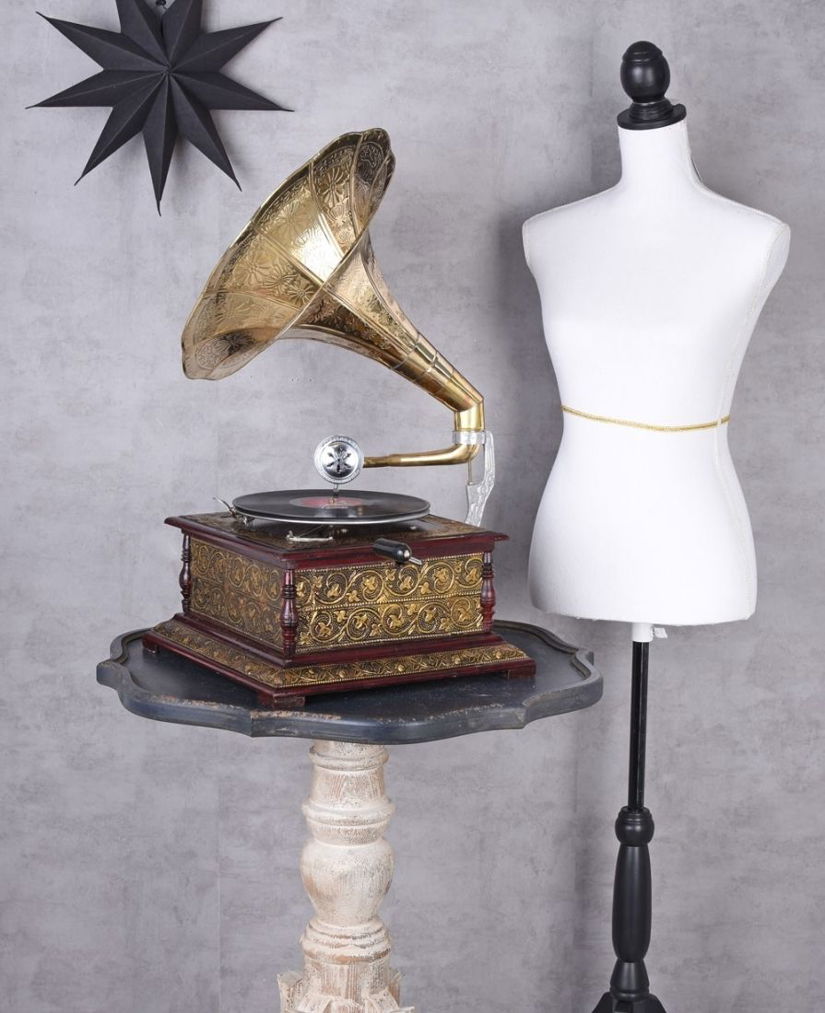 Gramofon deosebit placat cu incrustratii metalice aurii