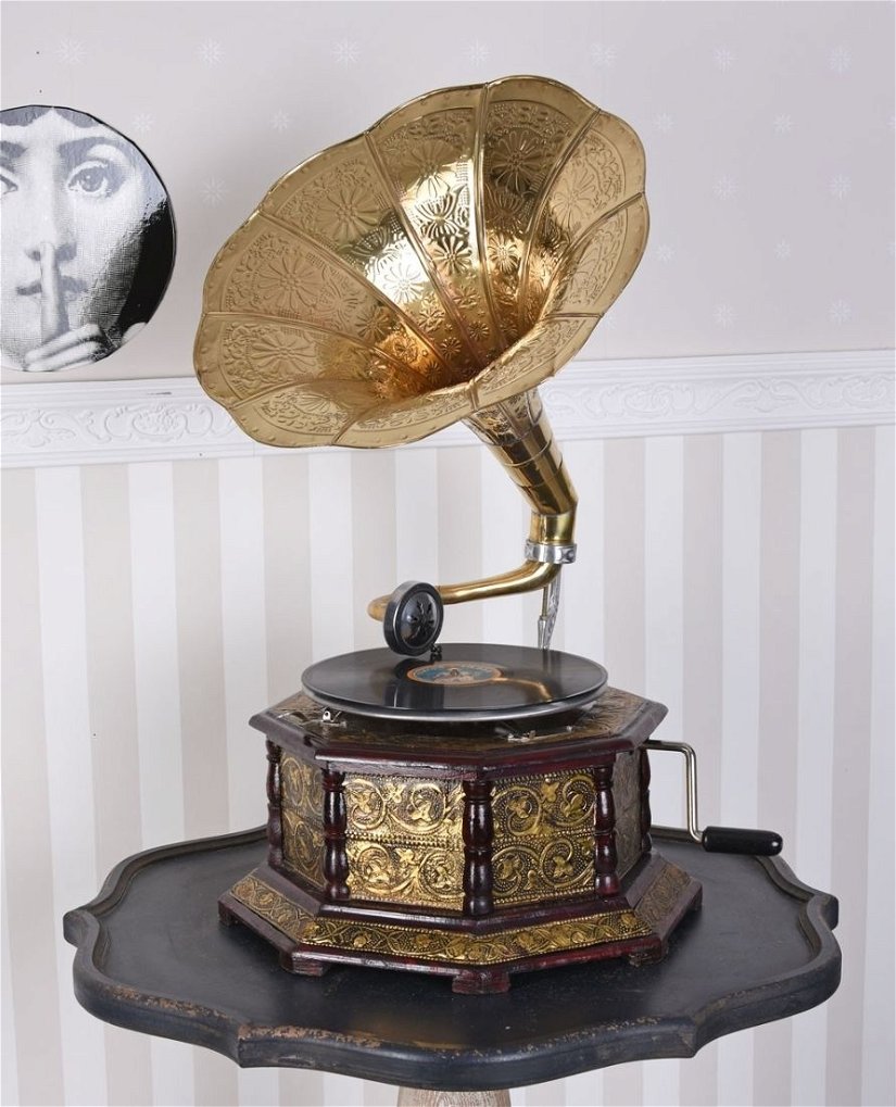 Gramofon hexagonal placat cu incrustratii metalice aurii